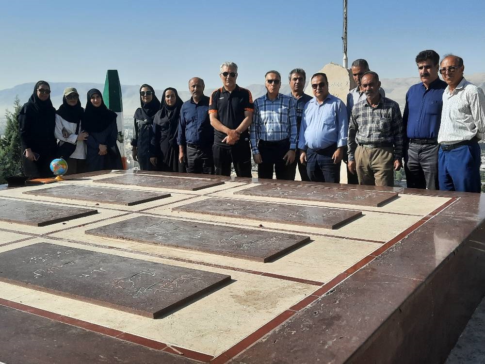 ادای احترام کارکنان دانشکده داروسازی شیراز به مقام شامخ شهدای دفاع مقدس