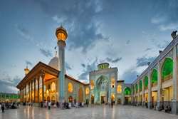 گرامیداشت ولادت حضرت احمدبن موسی (ع)، شاهچراغ با حضور جمعی از کارکنان دانشکده داروسازی شیراز در حرم مطهر