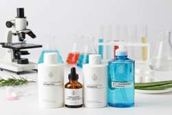 دانستنی‌های دارویی برای خانواده‌ها: شامپوها؛ پاک‌کننده یا فرآورده دارویی؟