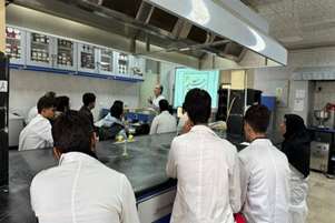 بازدید دانشجویان دانشگاه فرهنگیان شیراز از دانشکده داروسازی