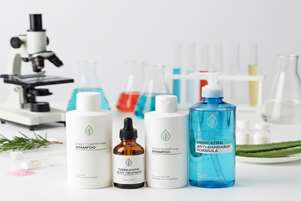 دانستنی‌های دارویی برای خانواده‌ها: شامپوها؛ پاک‌کننده یا فرآورده دارویی؟