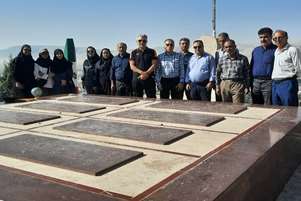 ادای احترام کارکنان دانشکده داروسازی شیراز به مقام شامخ شهدای دفاع مقدس